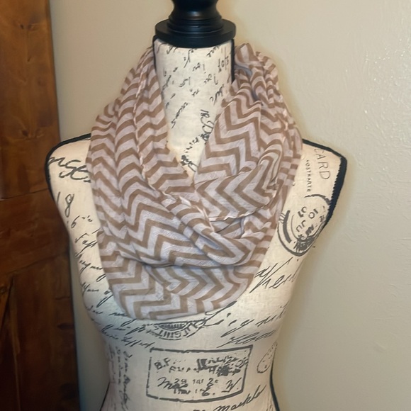 Chevron Pattern Infinity Scarf - Picture 2 of 4